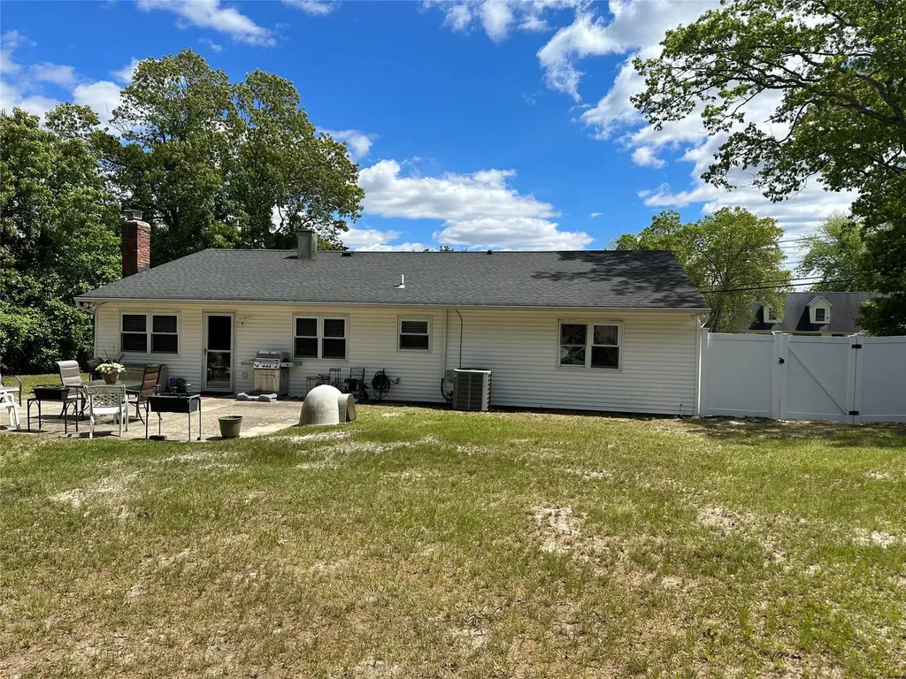 23 Hawkins Path Coram NY 11727