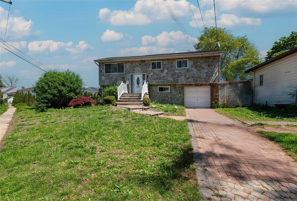 2515 S Seamans Neck Road Seaford NY 11783