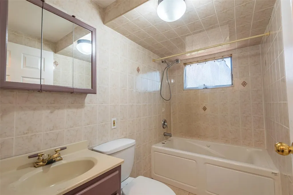 2515 S Seamans Neck Road Seaford NY 11783