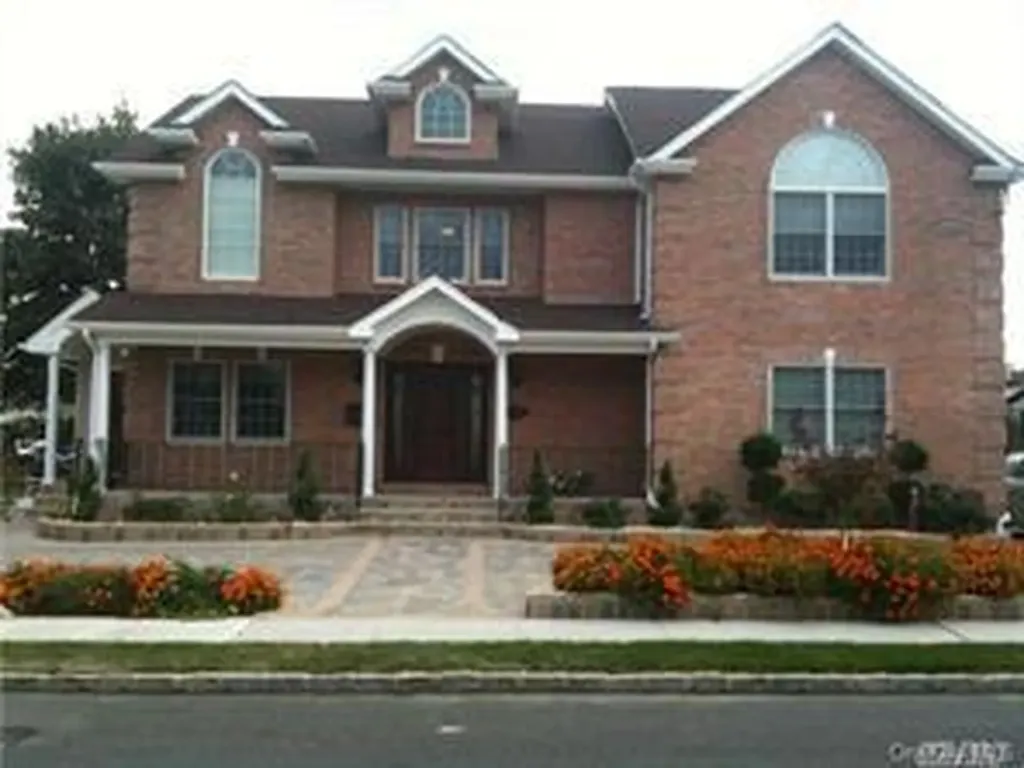 16 Meldon Avenue Albertson NY 11507