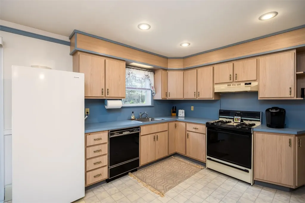 2 Anthony Lane Holbrook NY 11741