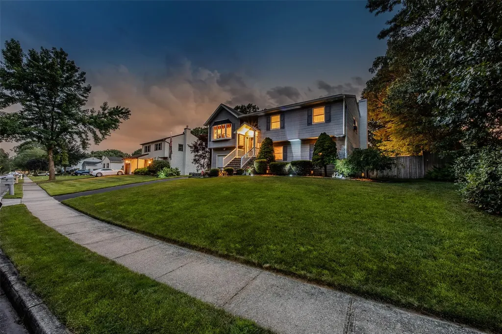 2 Anthony Lane Holbrook NY 11741