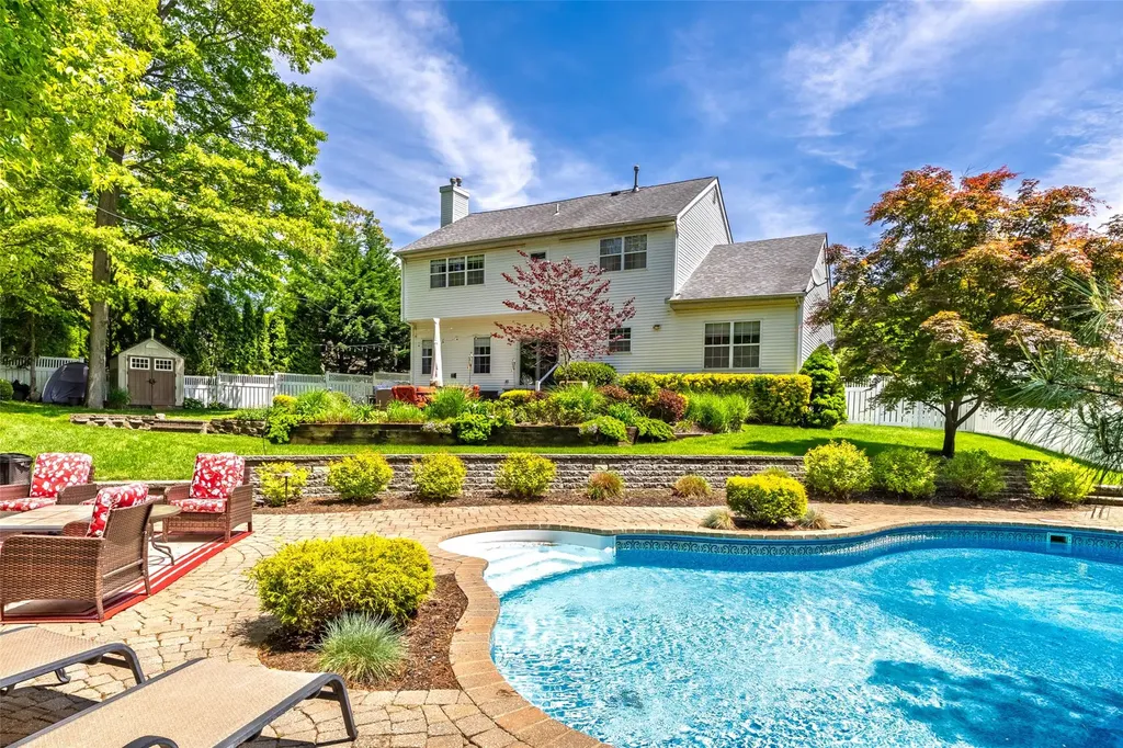 21 Coventry Lane Smithtown NY 11787