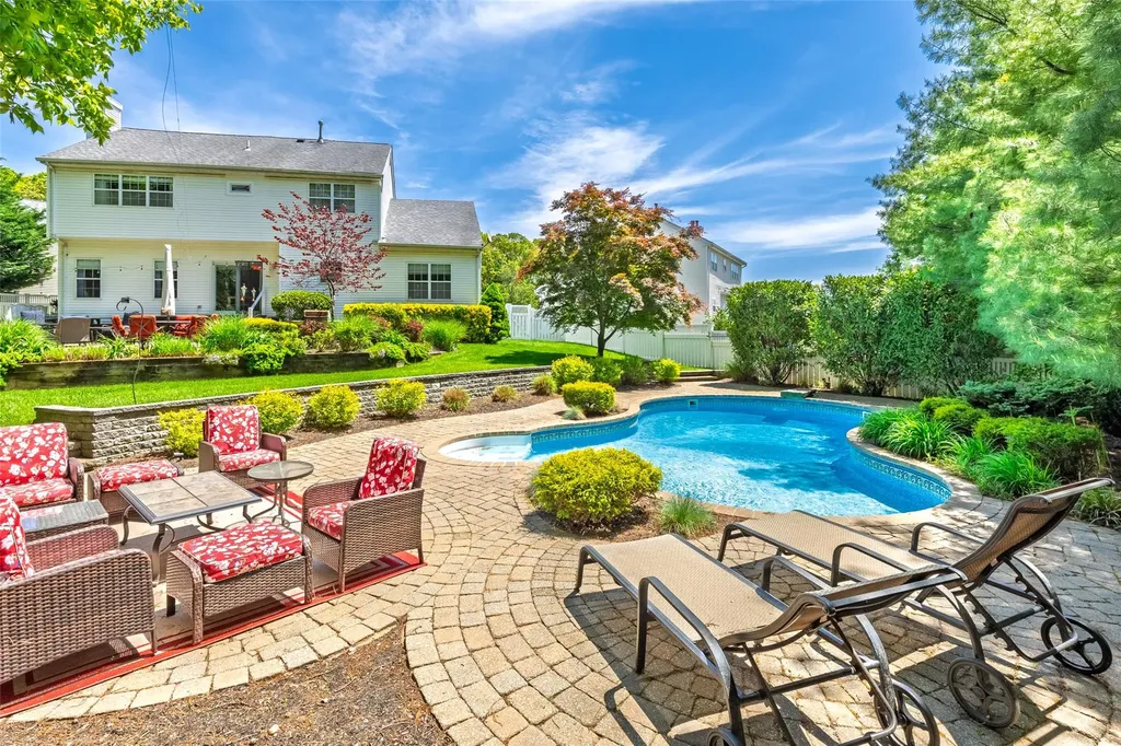 21 Coventry Lane Smithtown NY 11787