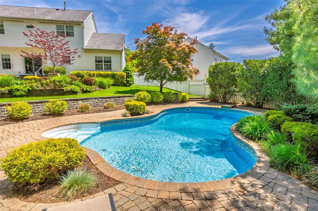 21 Coventry Lane Smithtown NY 11787