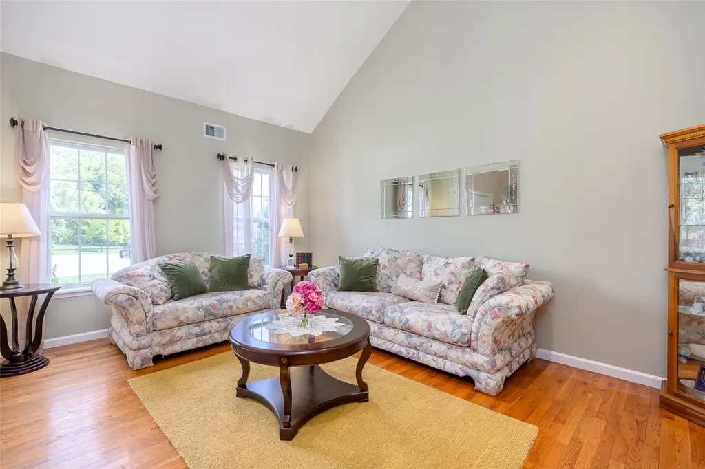 21 Coventry Lane Smithtown NY 11787