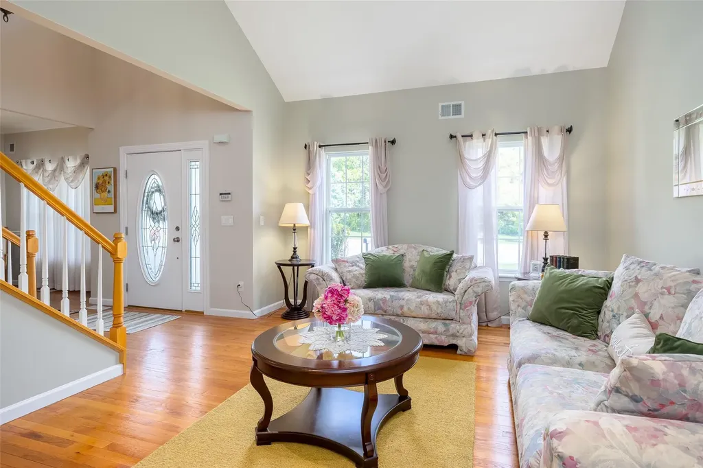 21 Coventry Lane Smithtown NY 11787