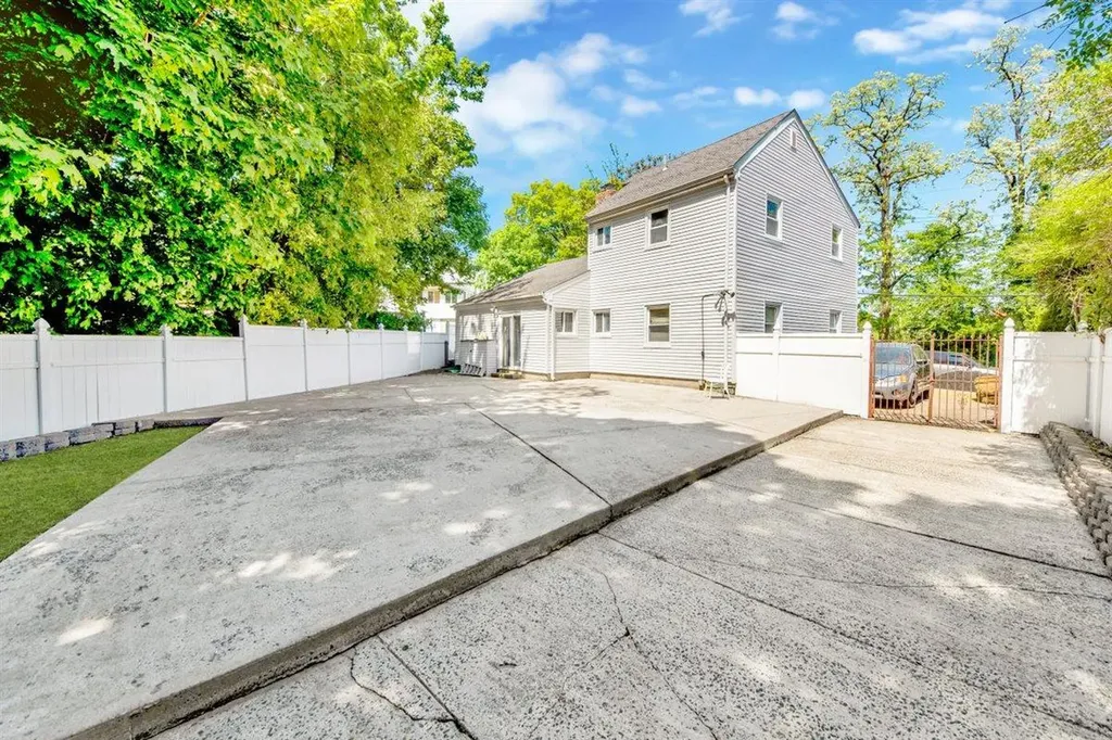 680 Corbalis Place Yonkers NY 10703