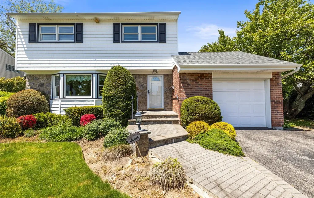 114 Schoharie Drive Jericho NY 11753