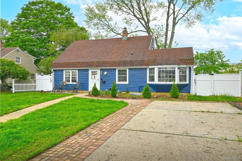 133 Spring Lane Levittown NY 11756