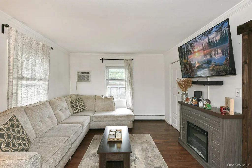 133 Spring Lane Levittown NY 11756
