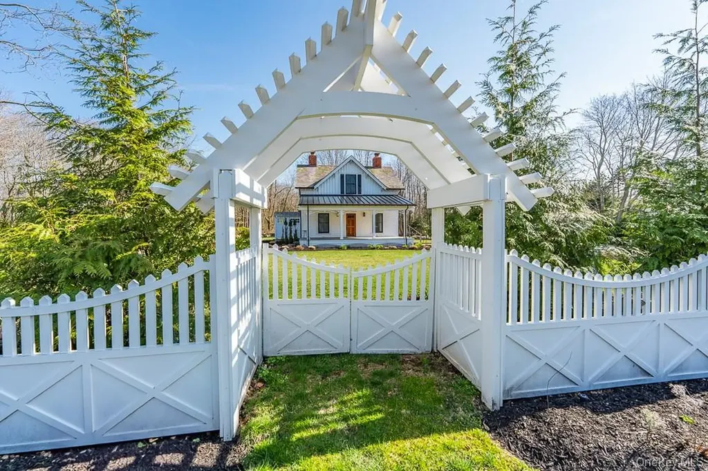 19000 Main Road Mattituck NY 11952