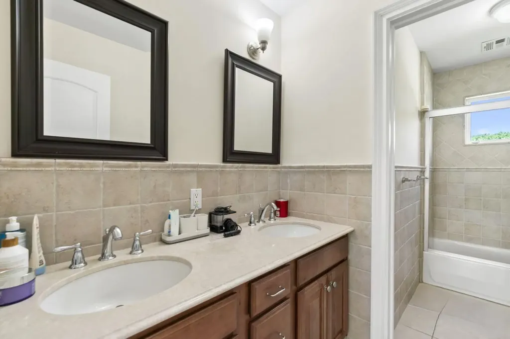 16 Terry Lane Plainview NY 11803