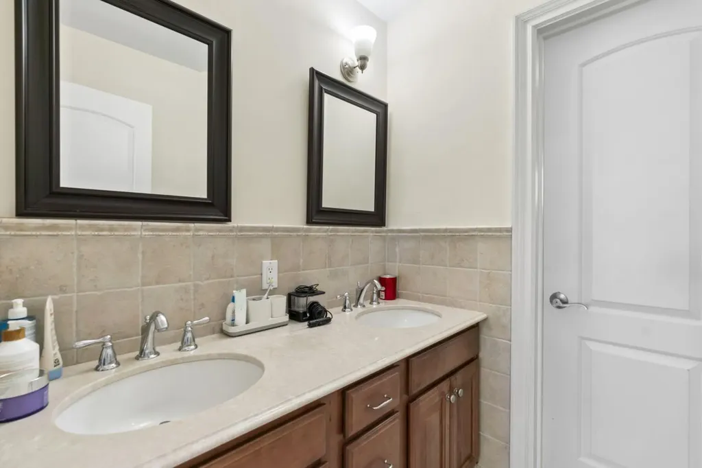 16 Terry Lane Plainview NY 11803