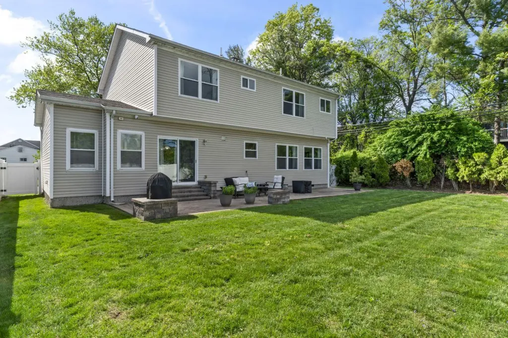 16 Terry Lane Plainview NY 11803