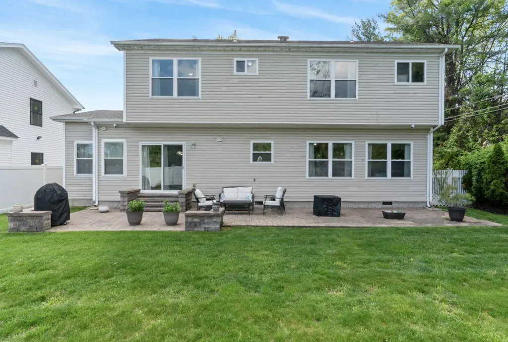 16 Terry Lane Plainview NY 11803