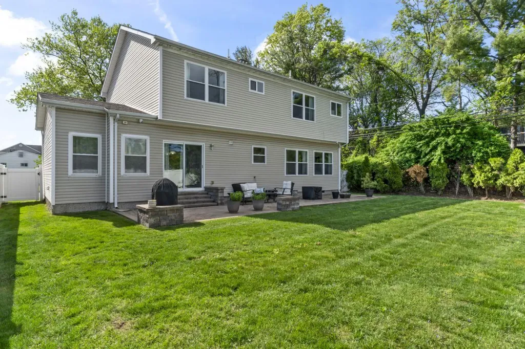 16 Terry Lane Plainview NY 11803