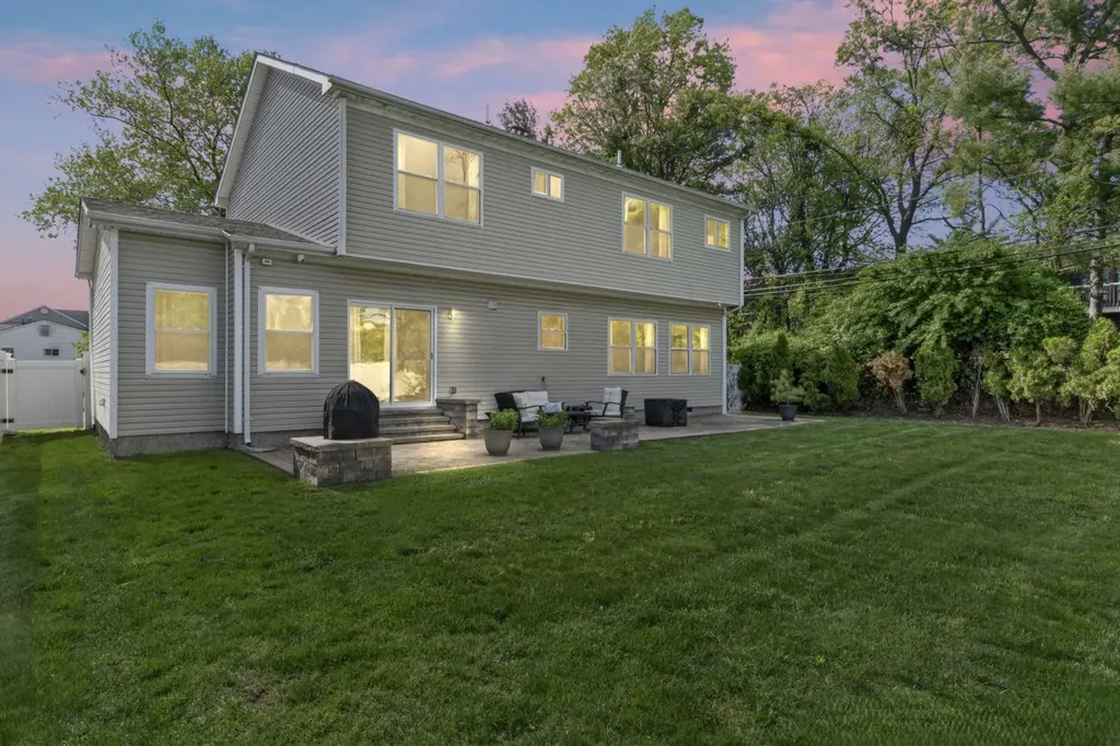 16 Terry Lane Plainview NY 11803