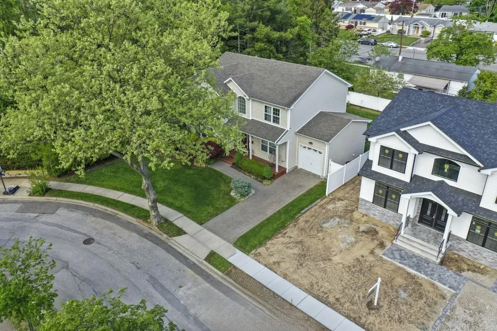 16 Terry Lane Plainview NY 11803