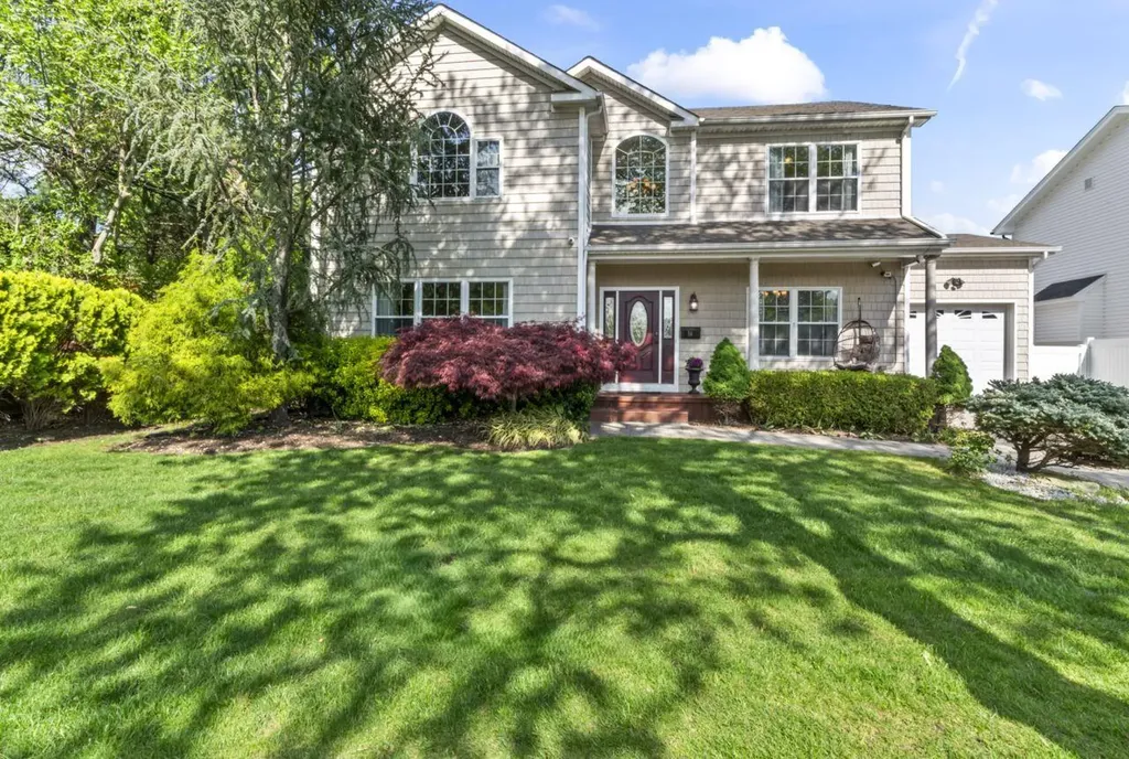 16 Terry Lane Plainview NY 11803
