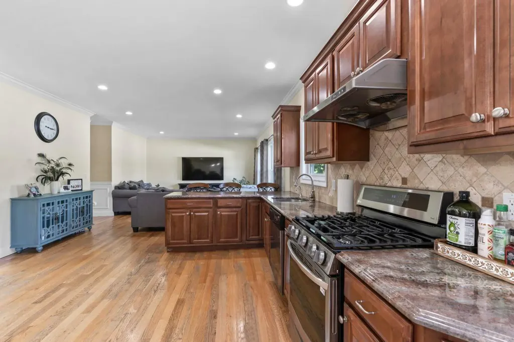 16 Terry Lane Plainview NY 11803