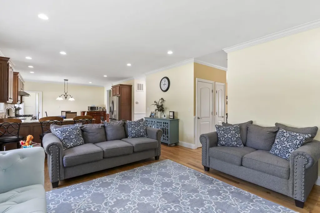 16 Terry Lane Plainview NY 11803