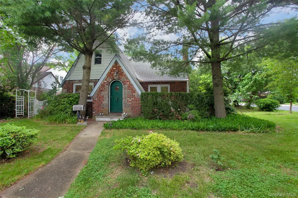 72 Berkshire Road Great Neck NY 11023