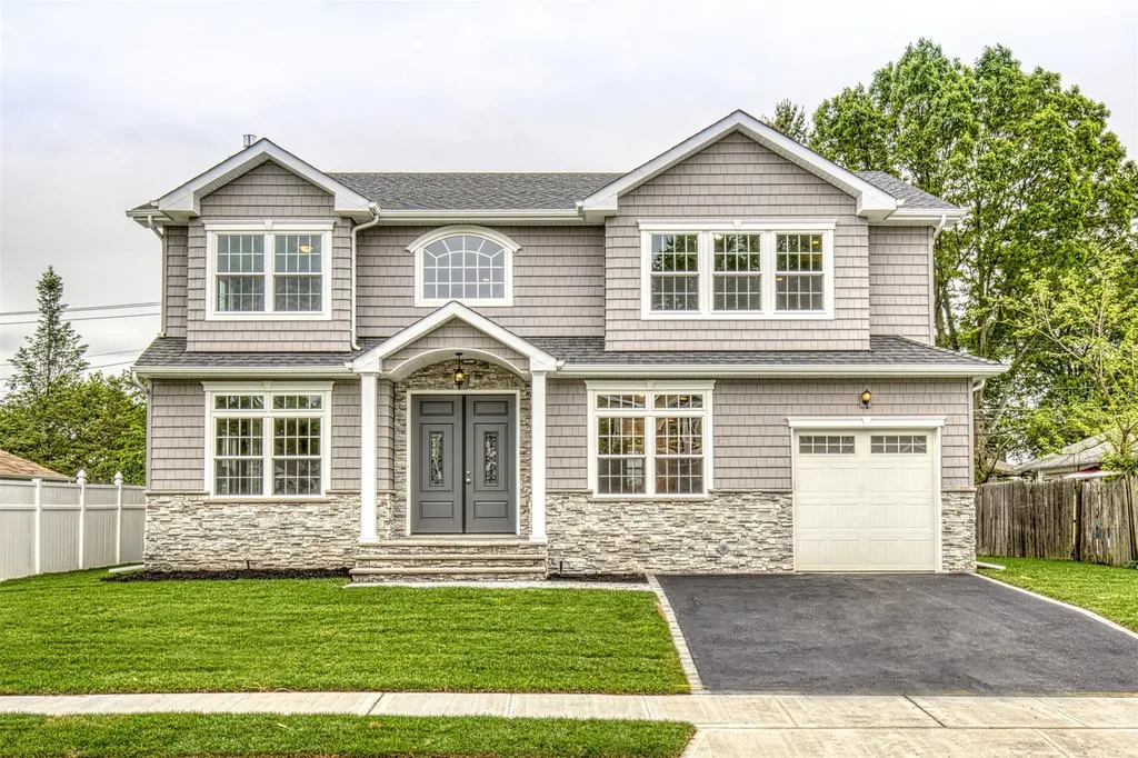 18 Kenneth Street Oyster Bay NY 11803