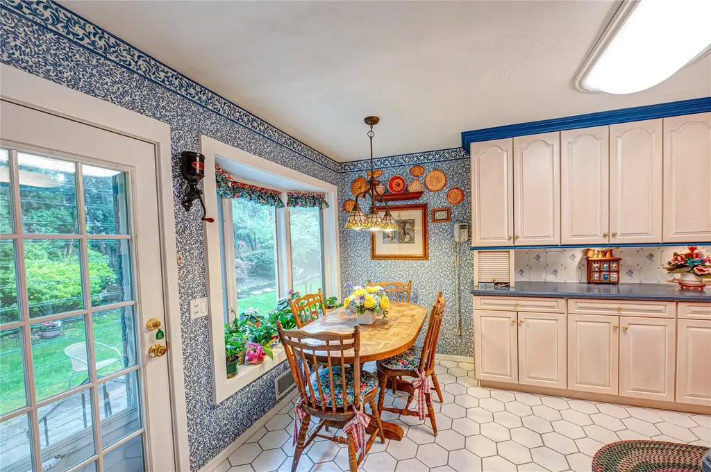 98 Shrub Hollow Road Roslyn NY 11576