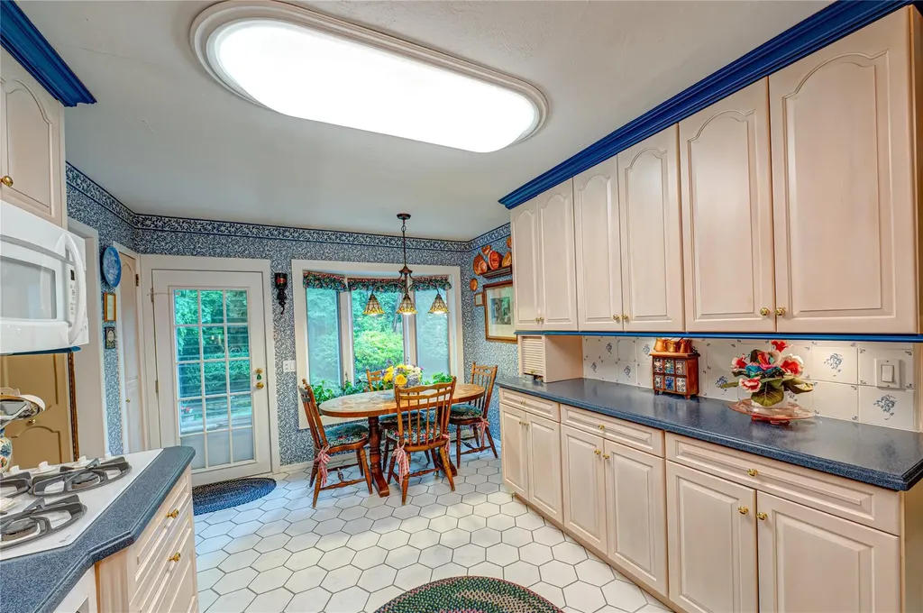98 Shrub Hollow Road Roslyn NY 11576