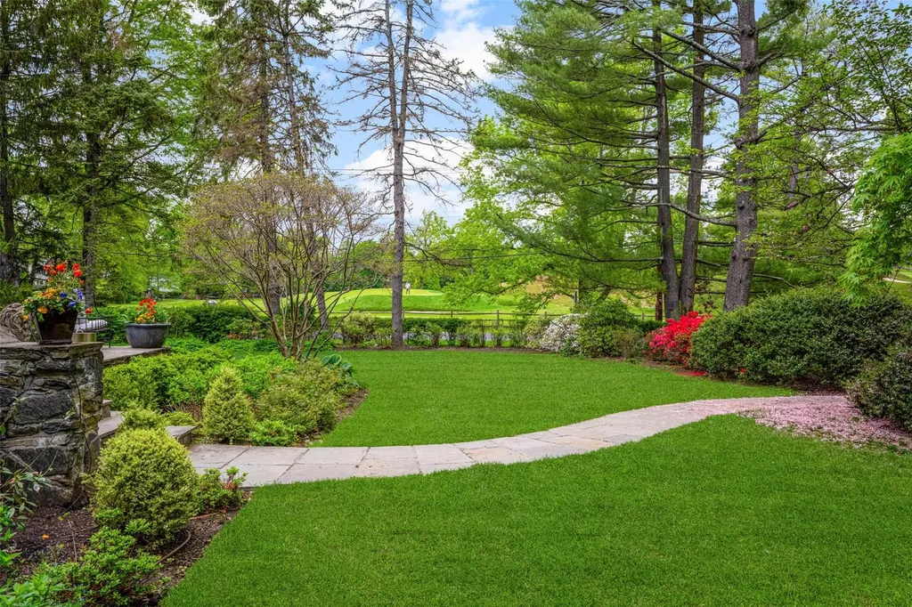 8 Rockledge Drive Pelham NY 10803