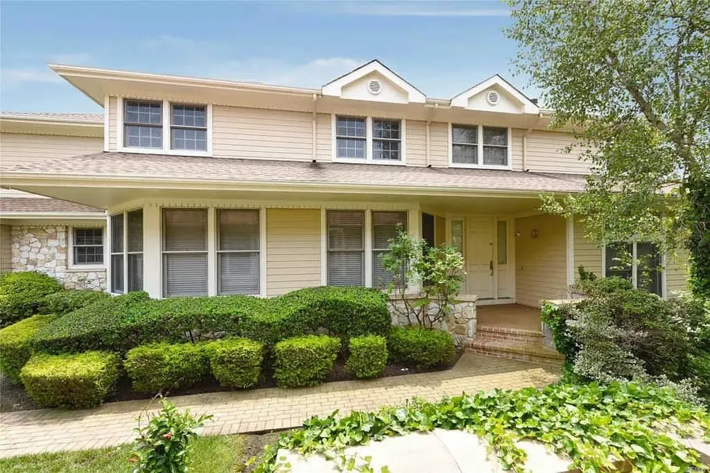 333 Baltustrol Circle Roslyn NY 11576