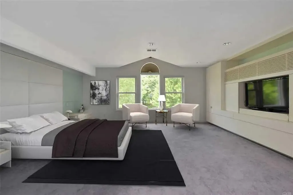 333 Baltustrol Circle Roslyn NY 11576