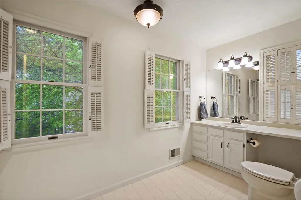 2301 Regent Drive Mount Kisco NY 10549
