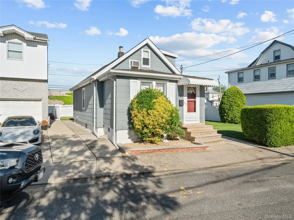 8 Savoy Avenue Elmont NY 11003
