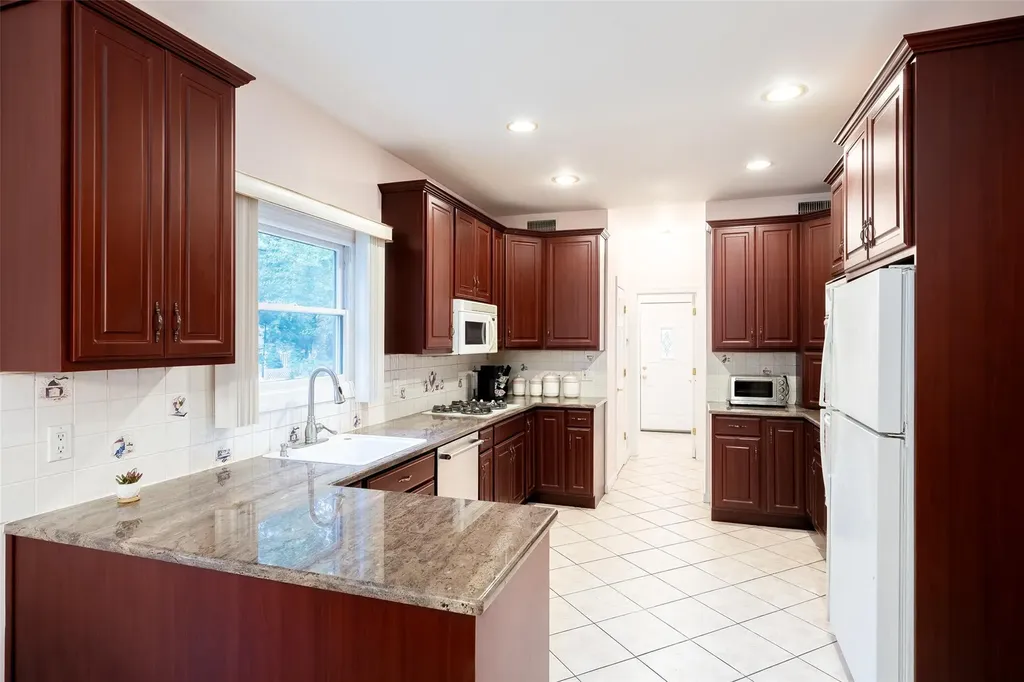 2175 Helene Avenue Merrick NY 11566