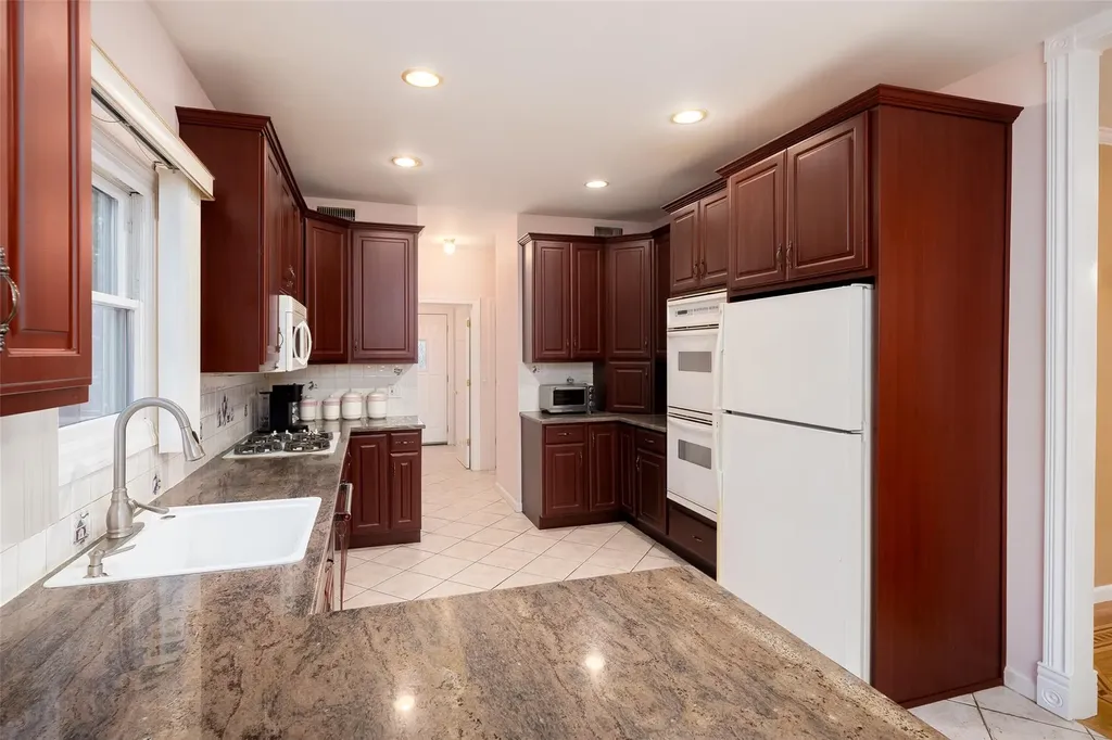 2175 Helene Avenue Merrick NY 11566