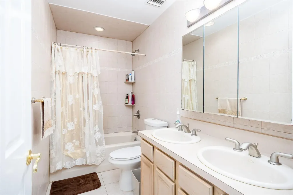 2175 Helene Avenue Merrick NY 11566