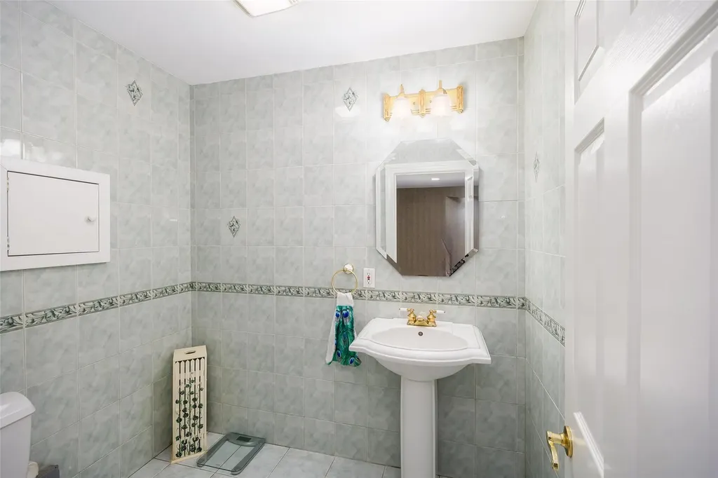 2175 Helene Avenue Merrick NY 11566