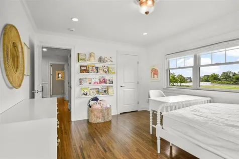 685 Barrymore Lane Mamaroneck NY 10543