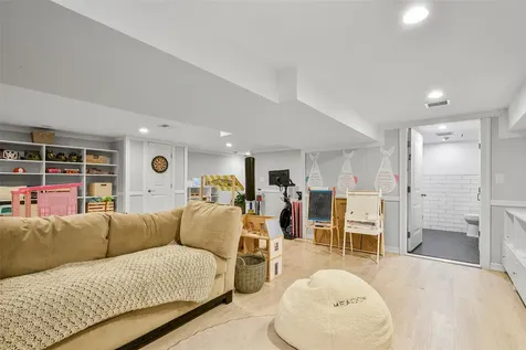 685 Barrymore Lane Mamaroneck NY 10543
