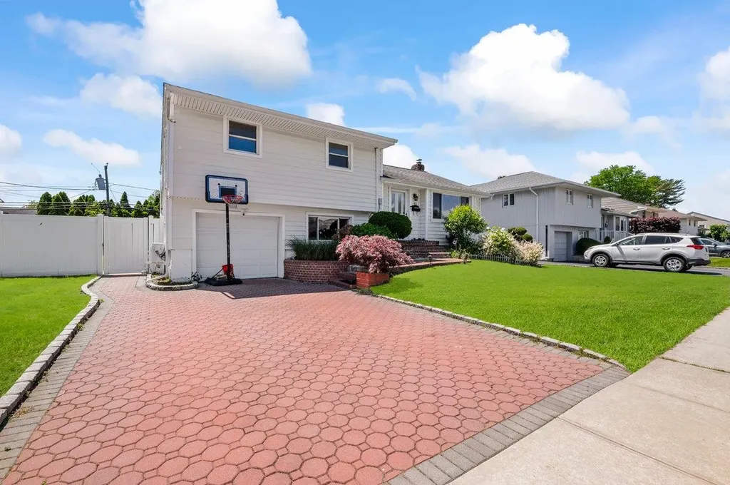 42 Macarthur Avenue Plainview NY 11803