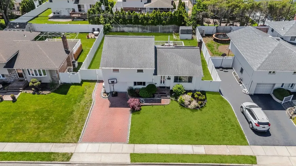 42 Macarthur Avenue Plainview NY 11803