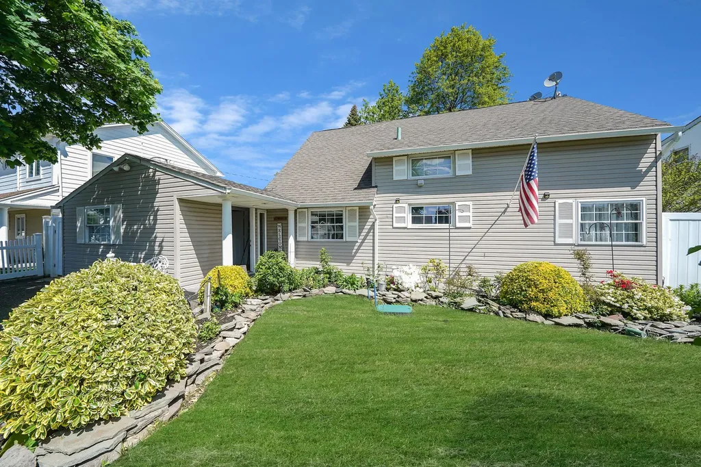 15 Thrush Lane Levittown NY 11756