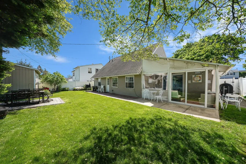 15 Thrush Lane Levittown NY 11756