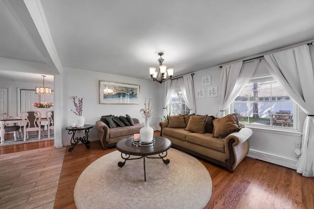 15 Thrush Lane Levittown NY 11756