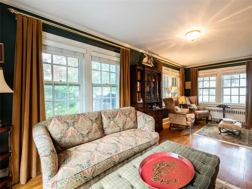 32 Inness Place Manhasset NY 11030
