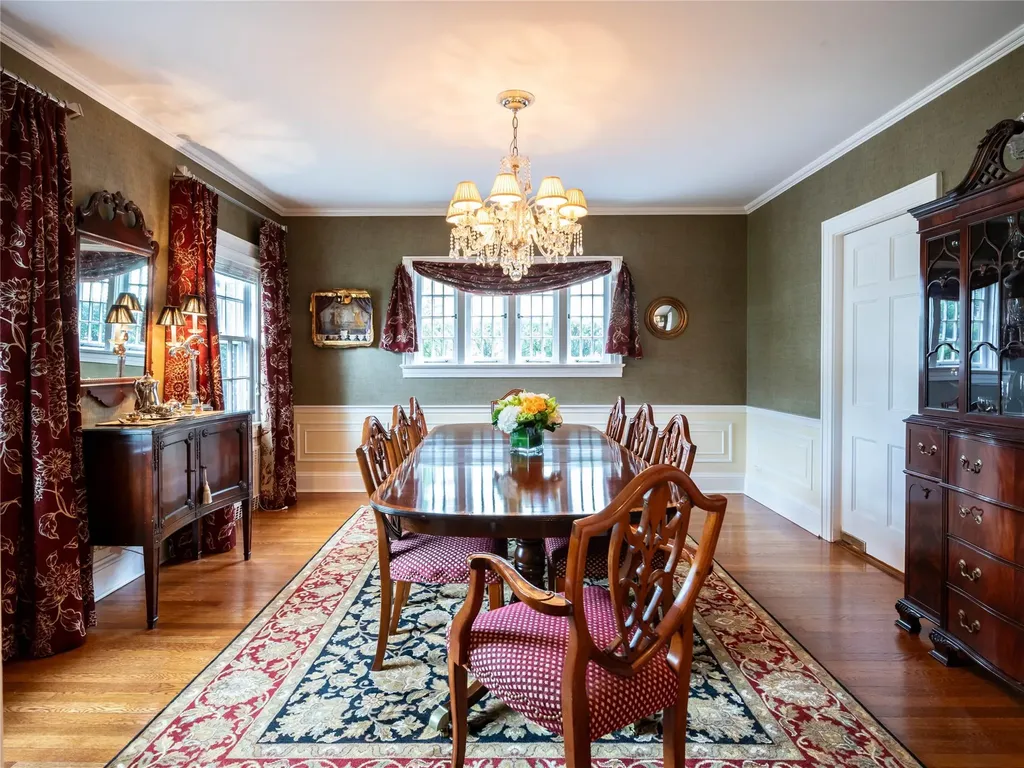 32 Inness Place Manhasset NY 11030