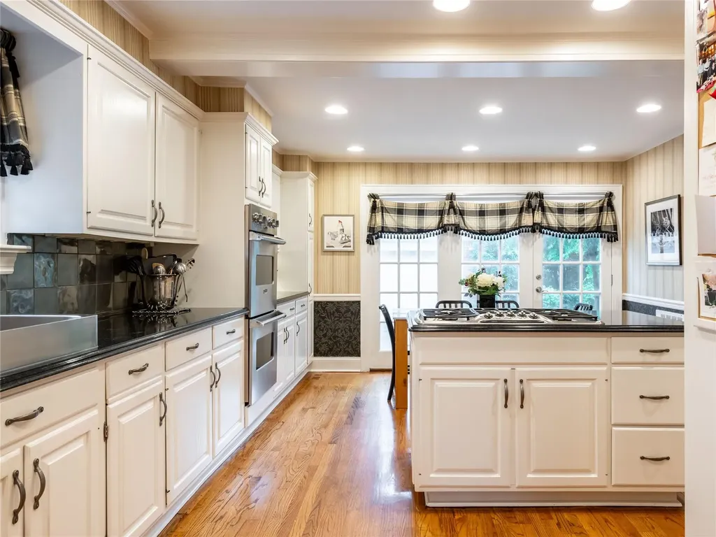 32 Inness Place Manhasset NY 11030