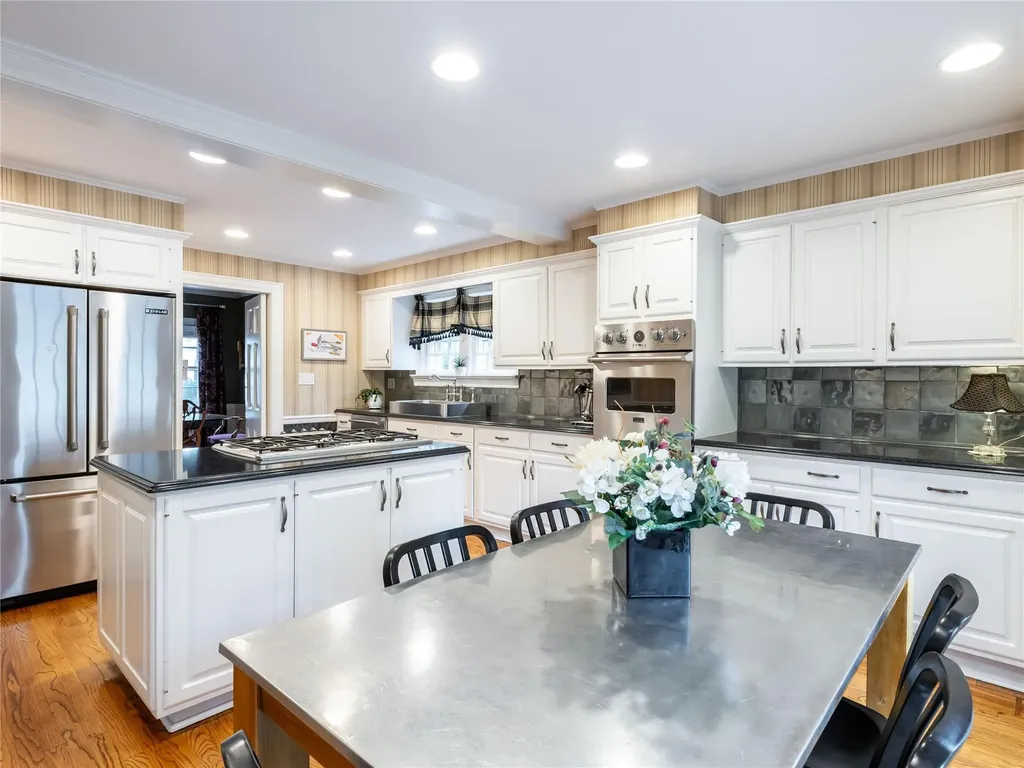 32 Inness Place Manhasset NY 11030